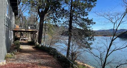 Waterfront home on Shasta Lake- Bar, Pool Table, Hot Tub, Boat Parking