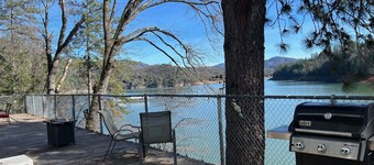 Waterfront home on Shasta Lake- Bar, Pool Table, Hot Tub, Boat Parking