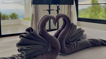 Vila romântica, 1 cama King | Roupas de cama premium, camas Select Comfort, individualmente decorados