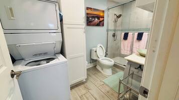 Chuveiro, secador de cabelo, toalhas de banho, sabonete