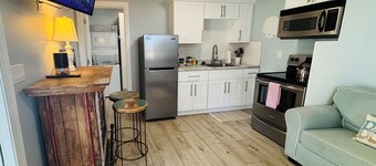 Tiny Home Renovated 2023 1.5 Mi, 2 Beach Kit W & D Regular Bed on Imperial River