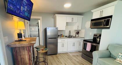 Tiny Home Renovated 2023 1.5 Mi, 2 Beach Kit W & D Regular Bed on Imperial River