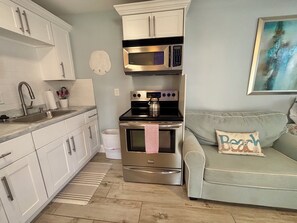 Refrigerador, microondas, horno y parrilla de estufa 
