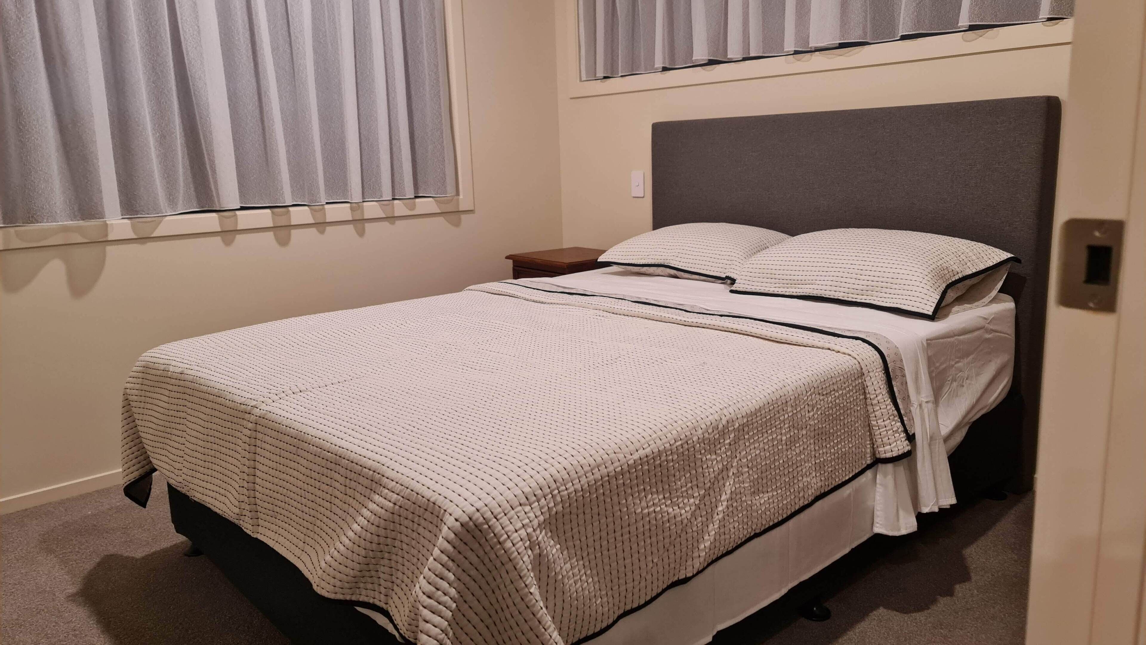 3 bedrooms, desk, iron/ironing board, travel crib