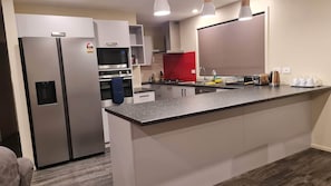 Frigorifero, microonde, forno, piano cottura