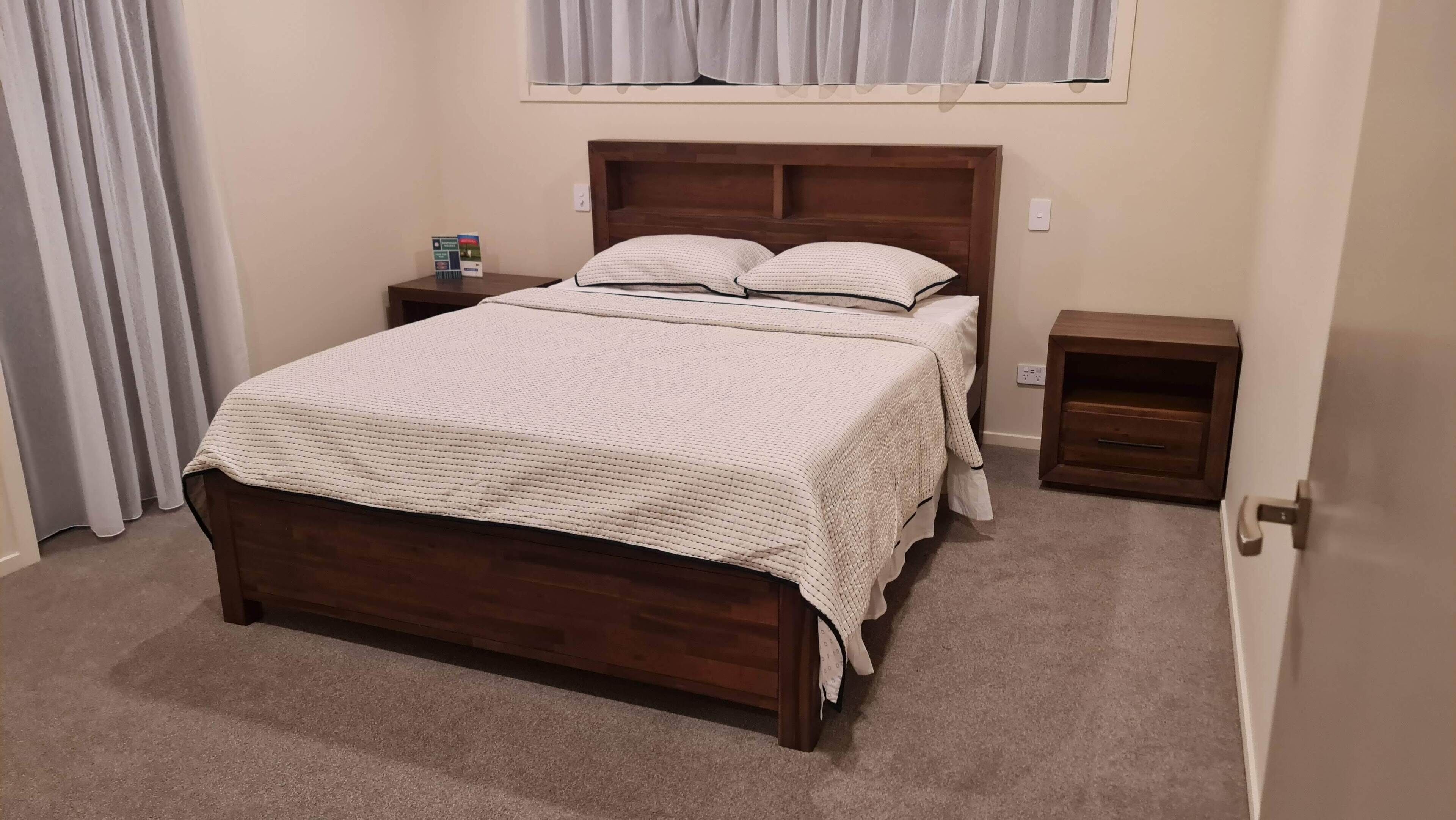 3 chambres, bureau, fer et planche à repasser, lit parapluie