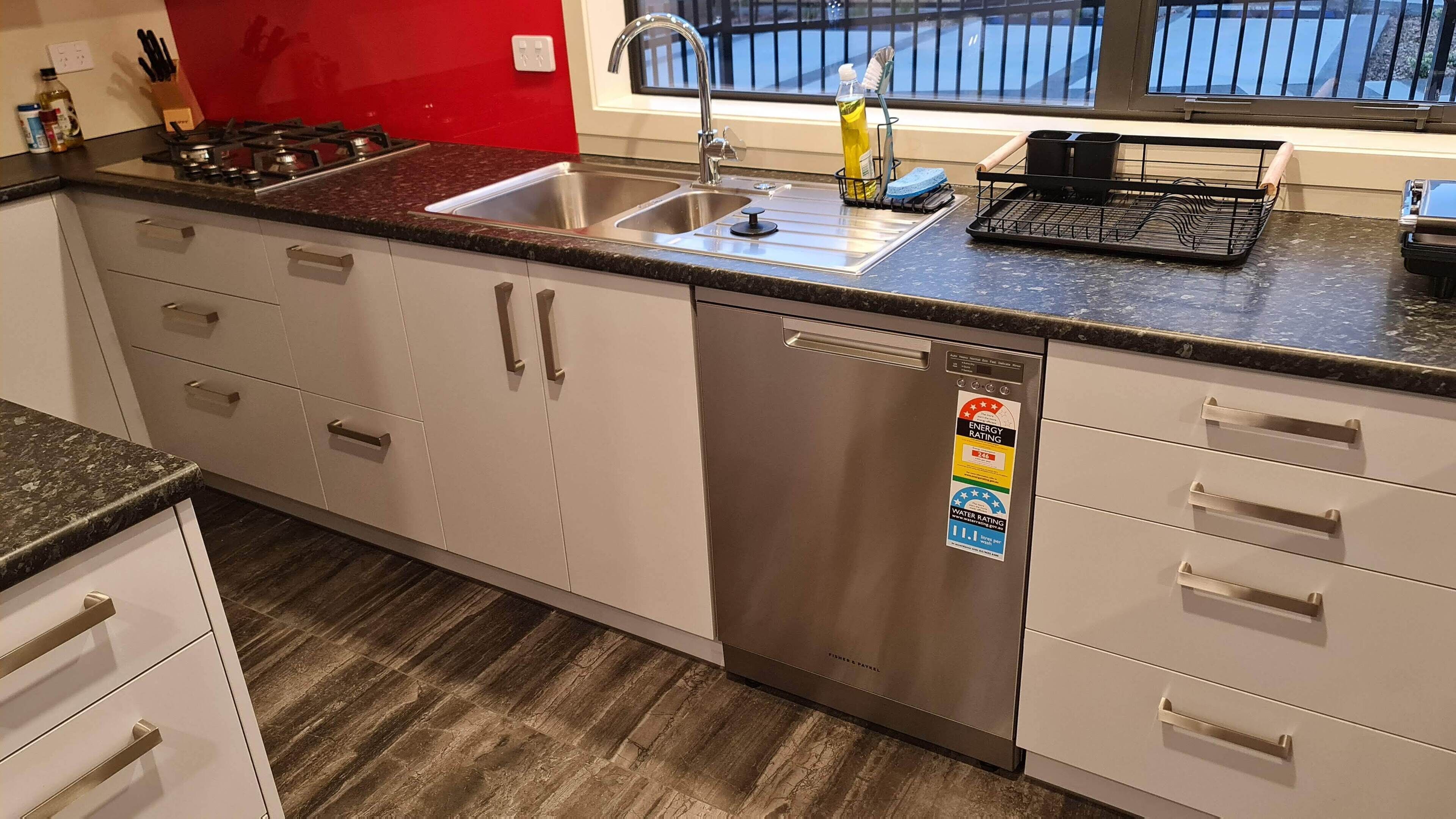 Køleskab, mikrobølgeovn, ovn, kogeplade