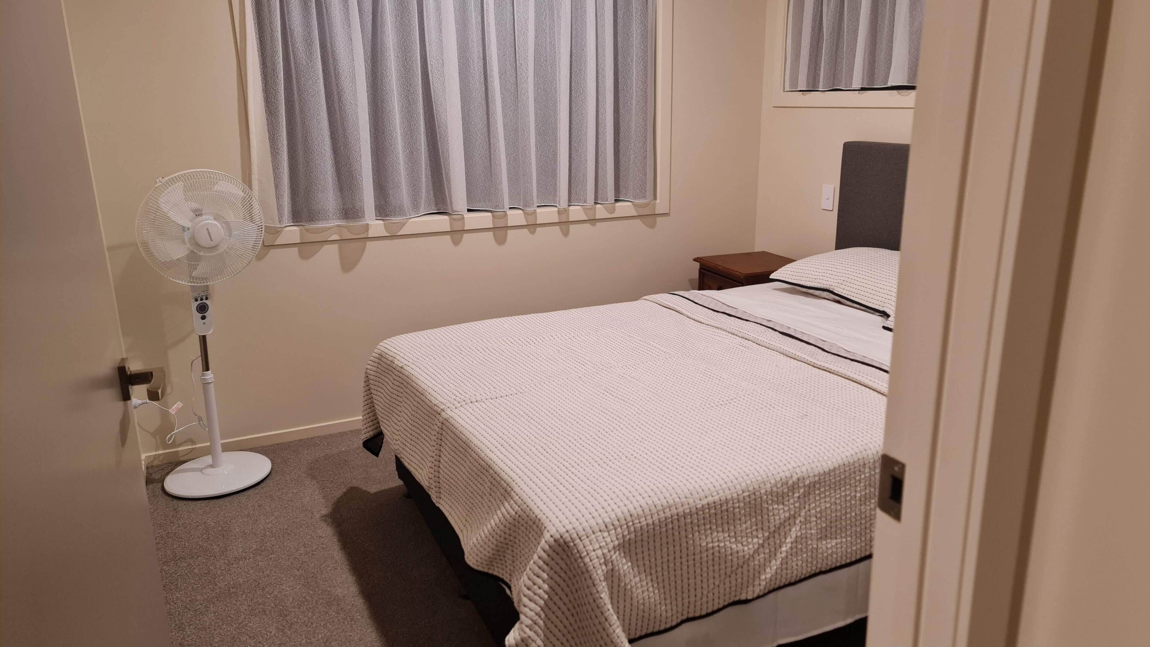 3 makuuhuonetta, työpöytä, silitysrauta/-lauta, vauvan matkasänky