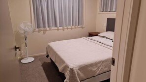 3 makuuhuonetta, työpöytä, silitysrauta/-lauta, vauvan matkasänky