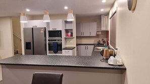 Réfrigérateur, four à micro-ondes, un four, surface de cuisson