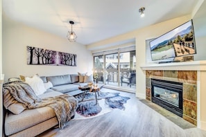 Smart TV, fireplace, stereo - NEW RENO! Large! A/C, POOL & HOT TUB! FREE PARKING! BEST Location! (Whistler)
