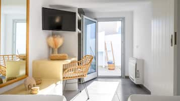 2 bedrooms, in-room safe, desk, iron/ironing board
