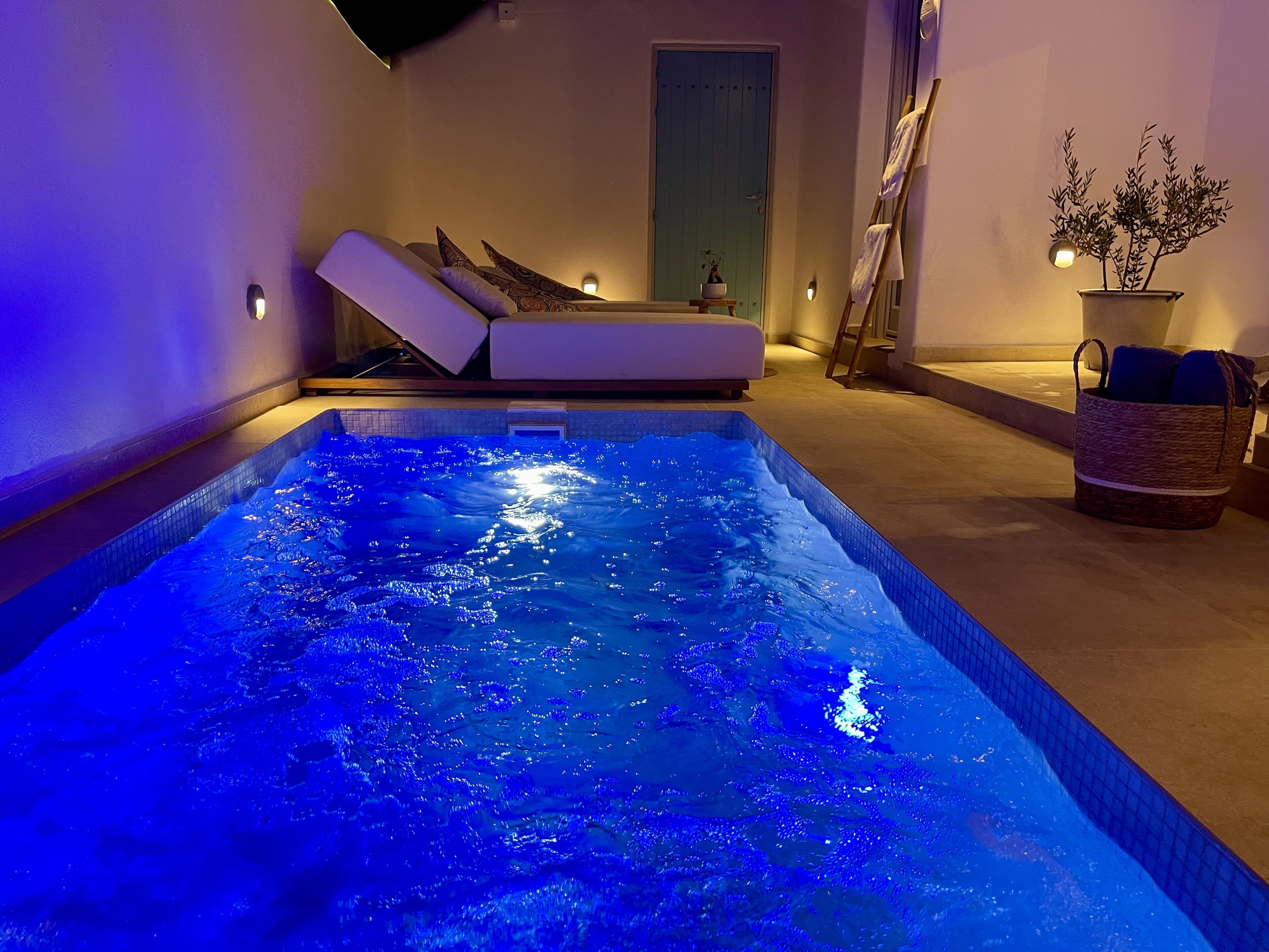 Een buitenzwembad, een verwarmd zwembad