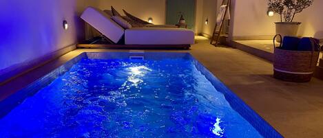 Een buitenzwembad, een verwarmd zwembad