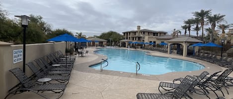 Alberca al aire libre y alberca climatizada