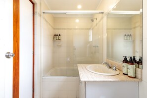 Ducha, toallas, jabón, shampoo