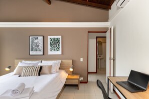 2 quartos, escrivaninha, ferros/tábuas de passar roupa