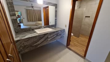 Banheira, secador de cabelo, piso aquecido, toalhas de banho