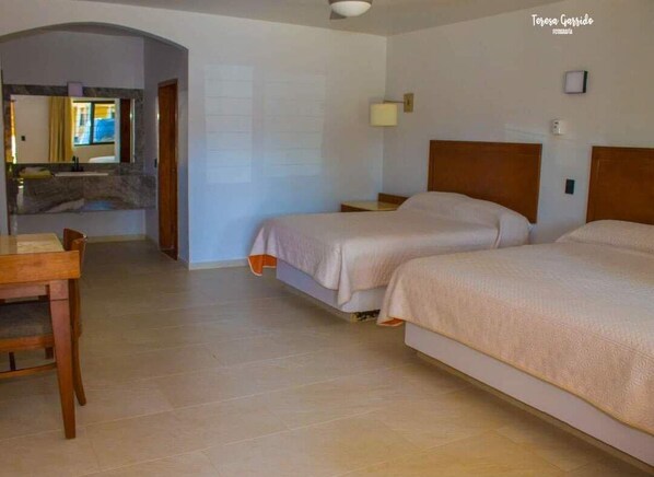 Kahden hengen perhehuone | Työpöytä, kannettavalle tietokoneelle sopiva työtila, ilmainen Wi-Fi