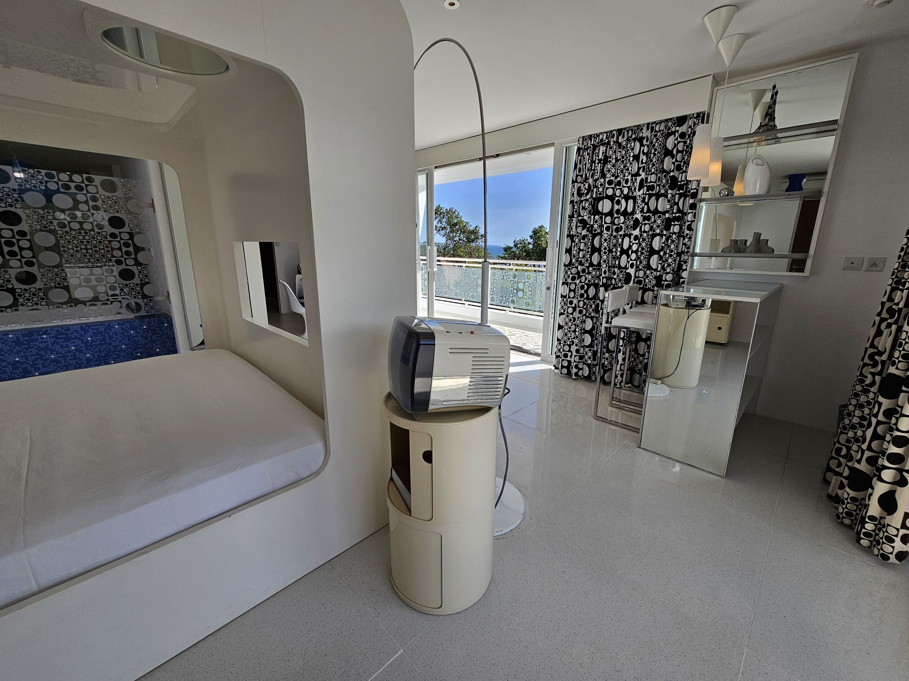 Een moderne badkamer met een grote spiegel, een toilet en een wastafel.
