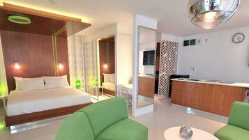 Bantalan ekstra lembut, brankas, tirai kedap cahaya, dan kedap suara