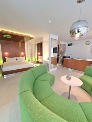 เตียงพร้อมฟูกเสริมที่นอน, ตู้นิรภัยในห้องพัก, ผ้าม่านกันแสง