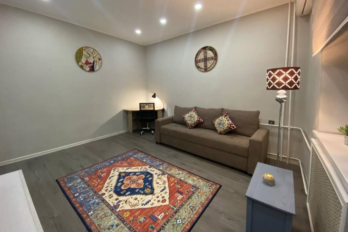 Departamento Deluxe | Cortinas blackout y tabla de planchar con plancha