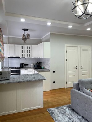 Leilighet – deluxe | Blendingsgardiner og strykejern/-brett