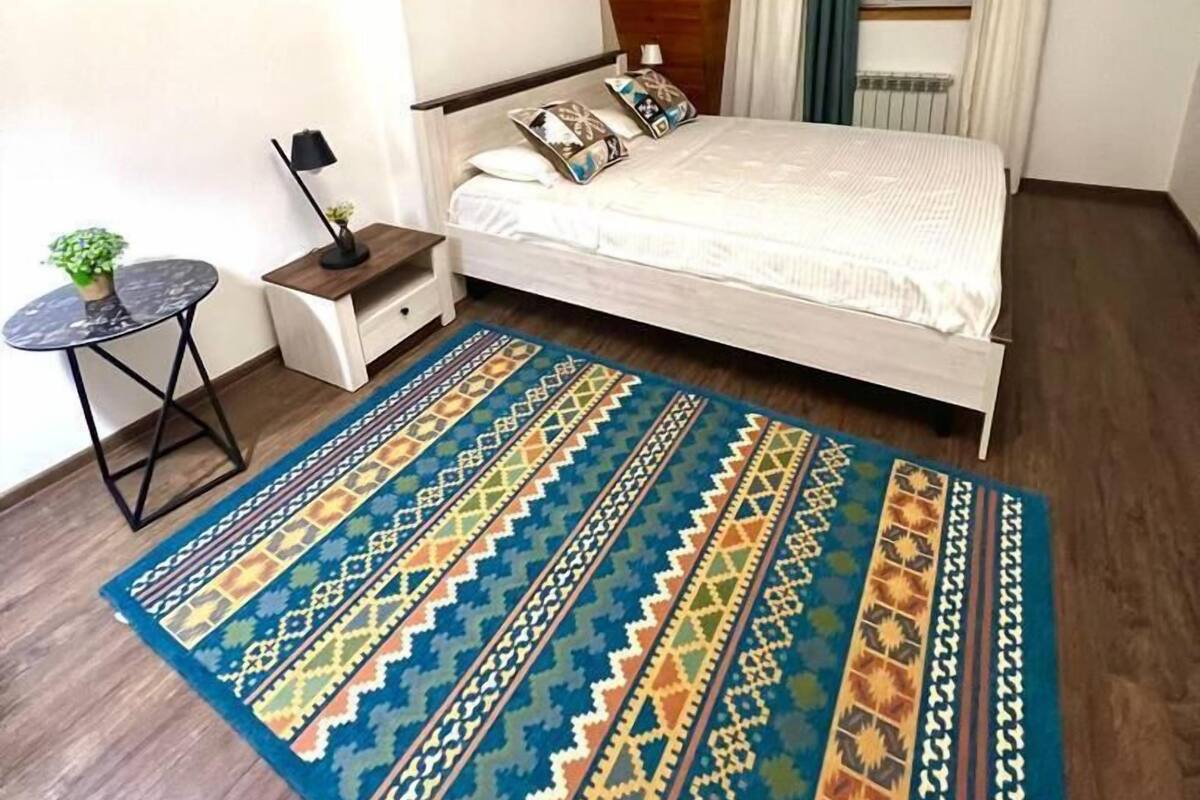 Departamento Deluxe | Cortinas blackout y tabla de planchar con plancha