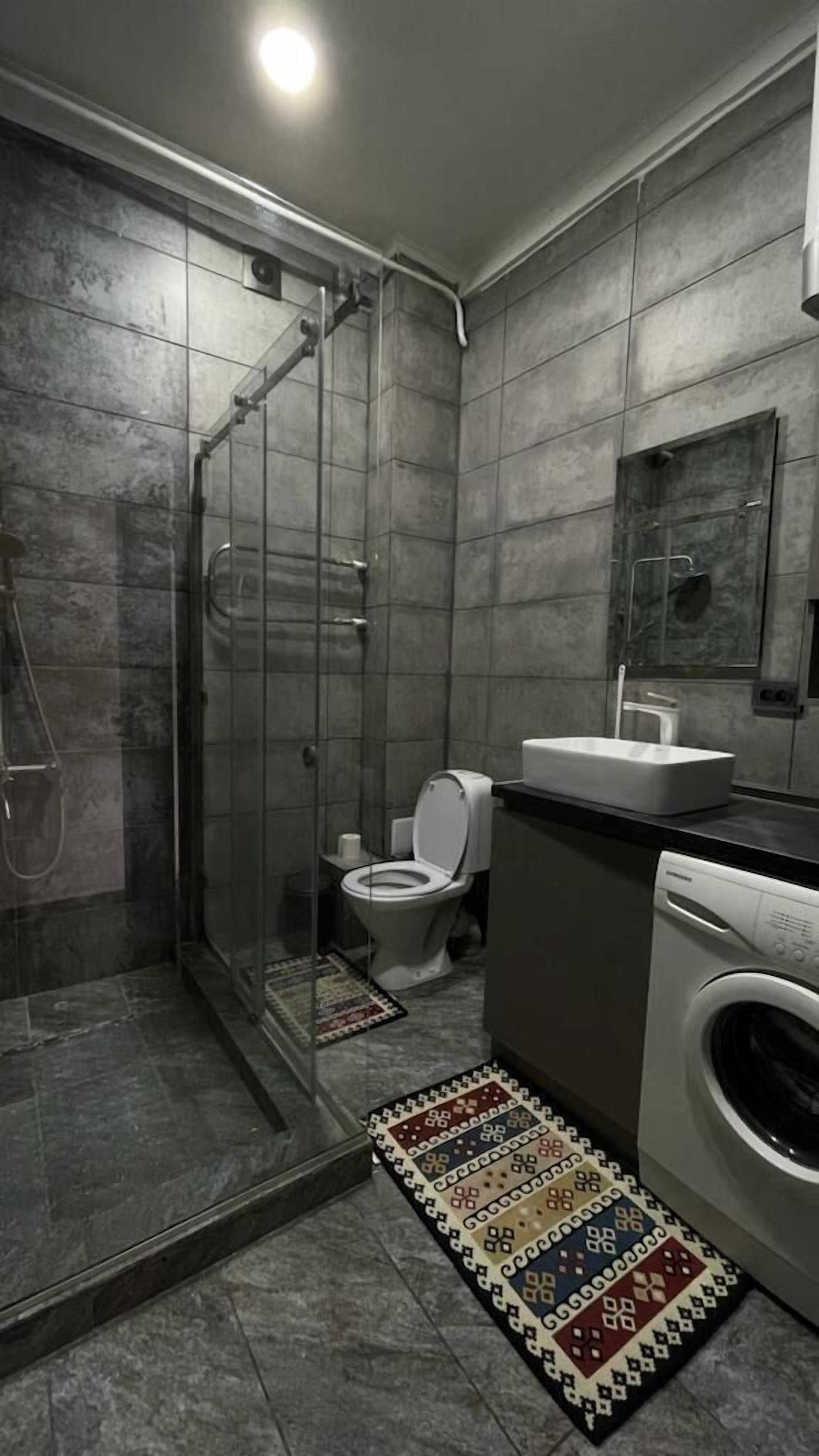 Deluxe Apartment | Bathroom