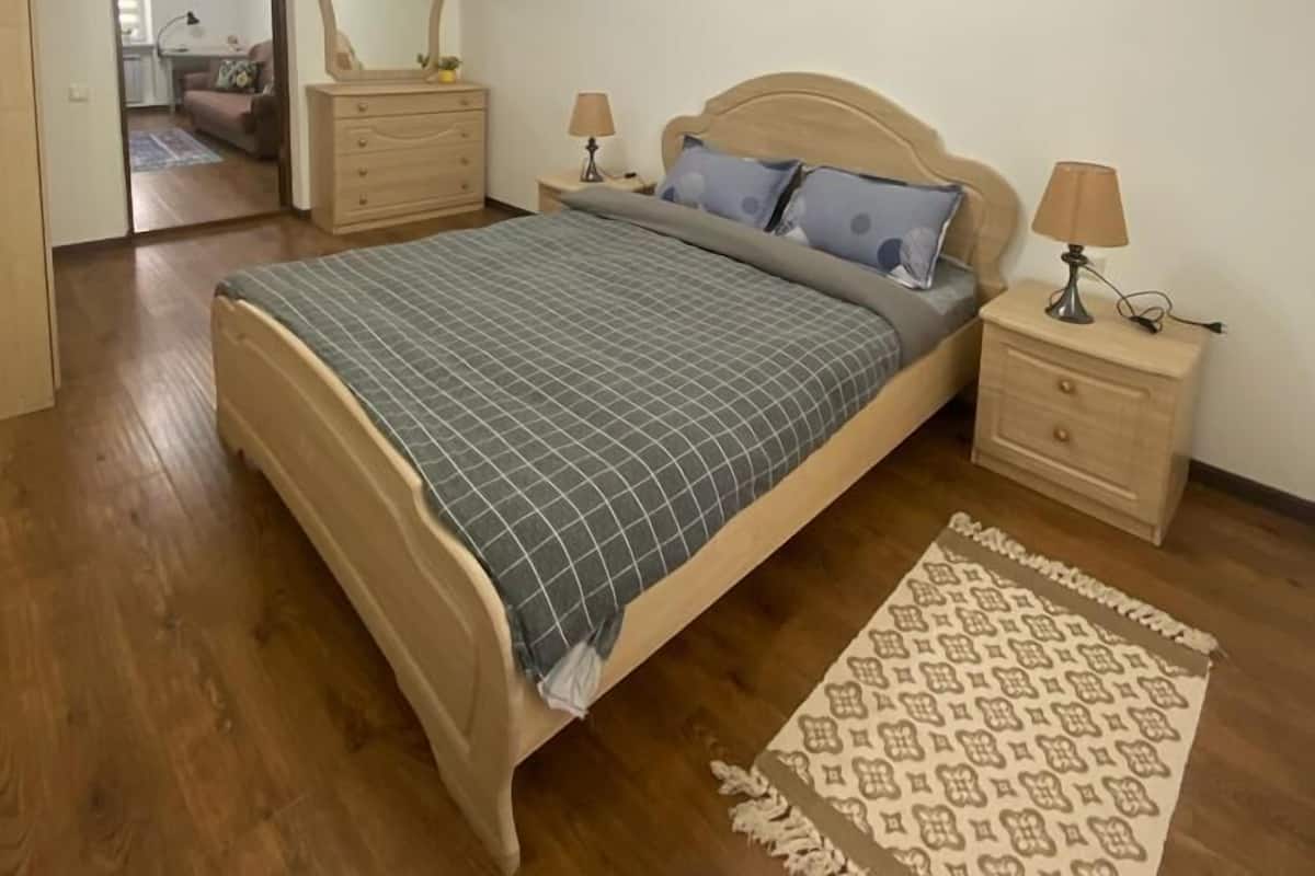 Departamento Deluxe | Cortinas blackout y tabla de planchar con plancha