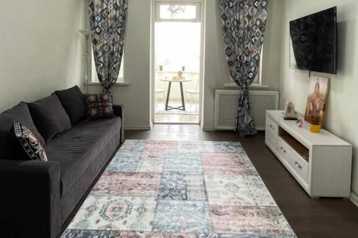 Departamento Deluxe | Cortinas blackout y tabla de planchar con plancha