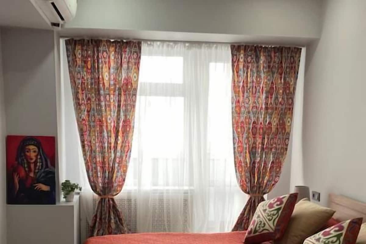 Departamento Deluxe | Cortinas blackout y tabla de planchar con plancha