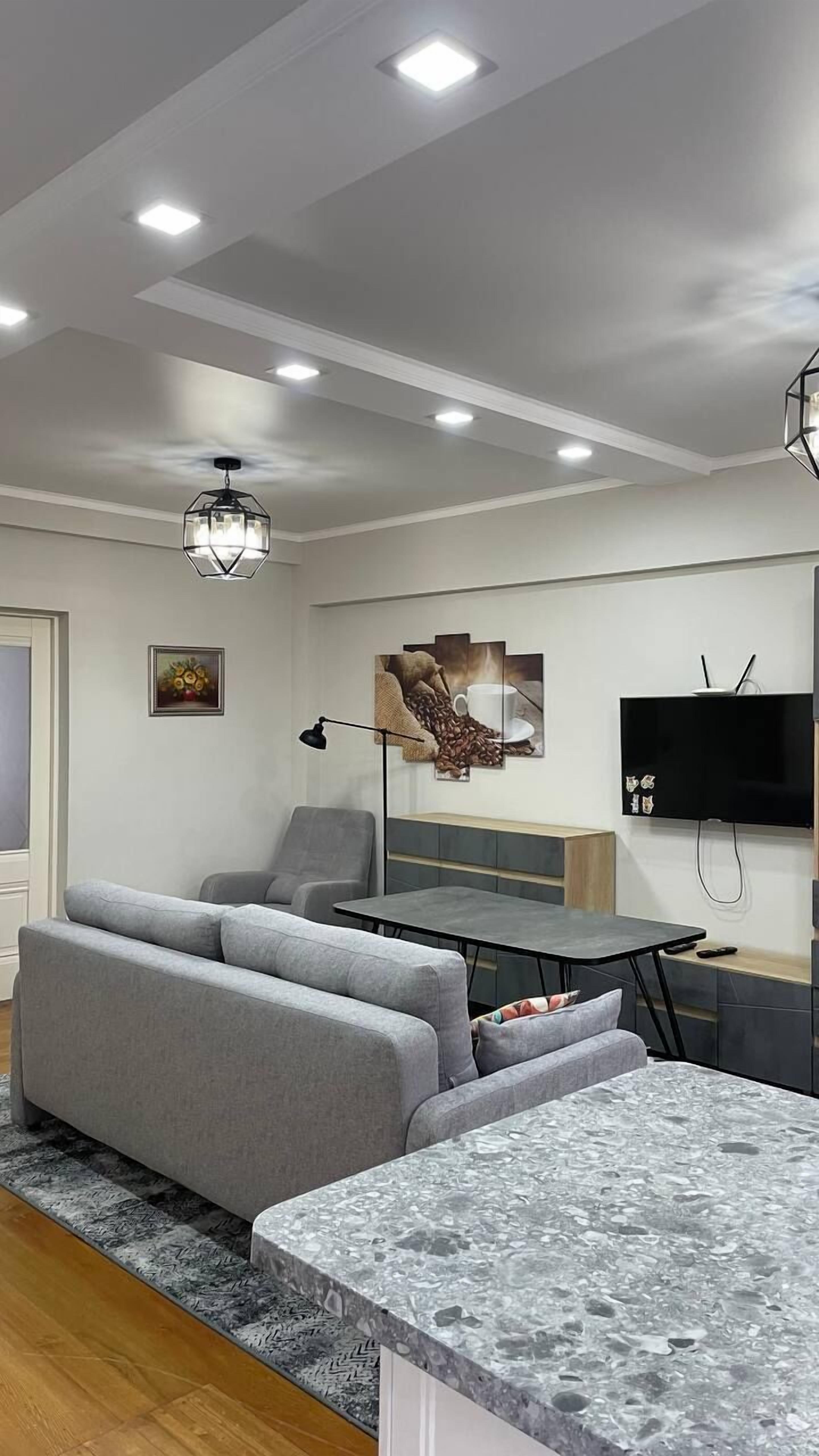 Leilighet – deluxe | Blendingsgardiner og strykejern/-brett