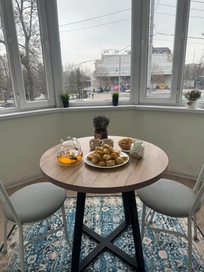 Apartament Deluxe | 2 dormitoris, cortines opaques i planxa i posts de planxar