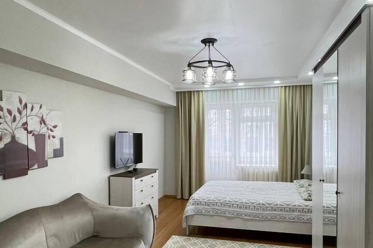 Cortinas blackout y tabla de planchar con plancha