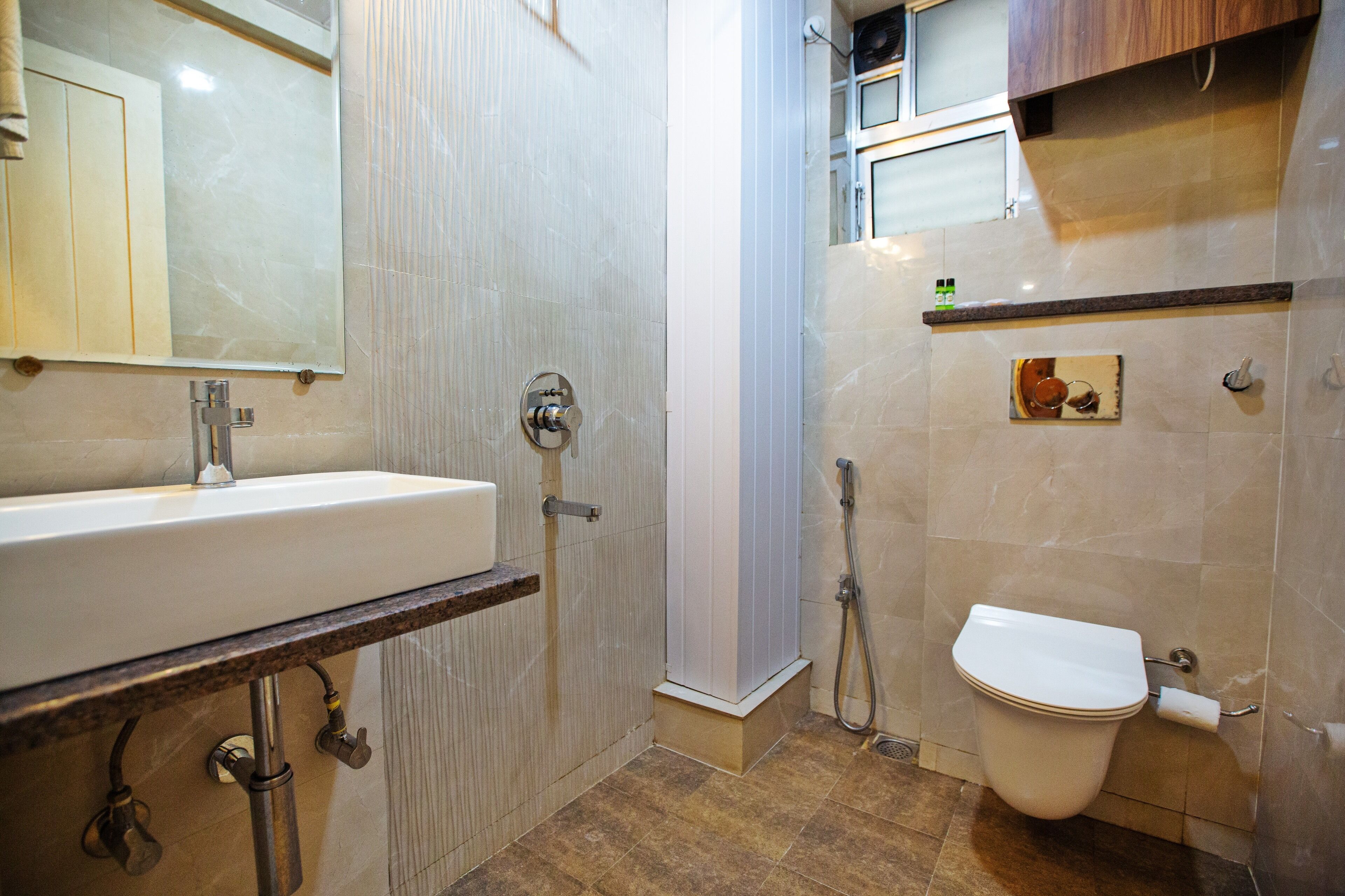 Ein Badezimmer mit Waschbecken, Toilette und Dusche.