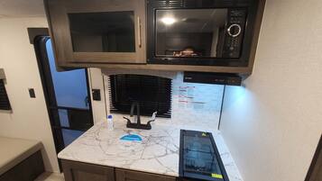 Kühlschrank, Mikrowelle, Herdplatte, Kochgeschirr/Geschirr/Besteck