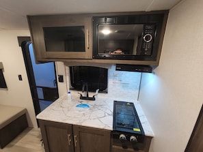 Kühlschrank, Mikrowelle, Herdplatte, Kochgeschirr/Geschirr/Besteck