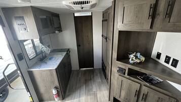 Kühlschrank, Mikrowelle, Herdplatte, Kochgeschirr/Geschirr/Besteck