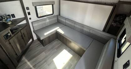 Cozy RV Getaway for Couples!