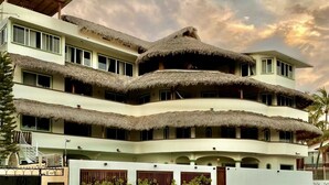 Unclassified image, 3 of 16, button - Casa de las Aves (Puerto Escondido)