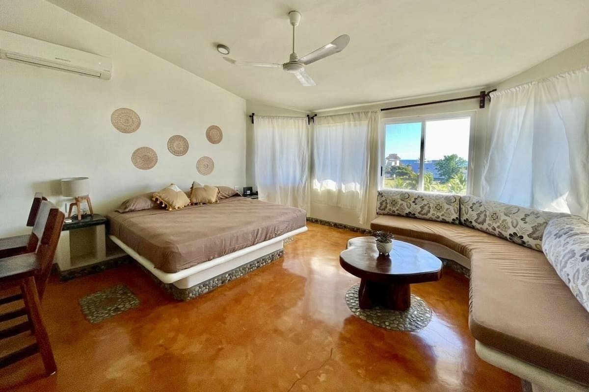 Luxe appartement, 1 slaapkamer, uitzicht op strand | 1 slaapkamer, een kluis op de kamer, gratis wifi
