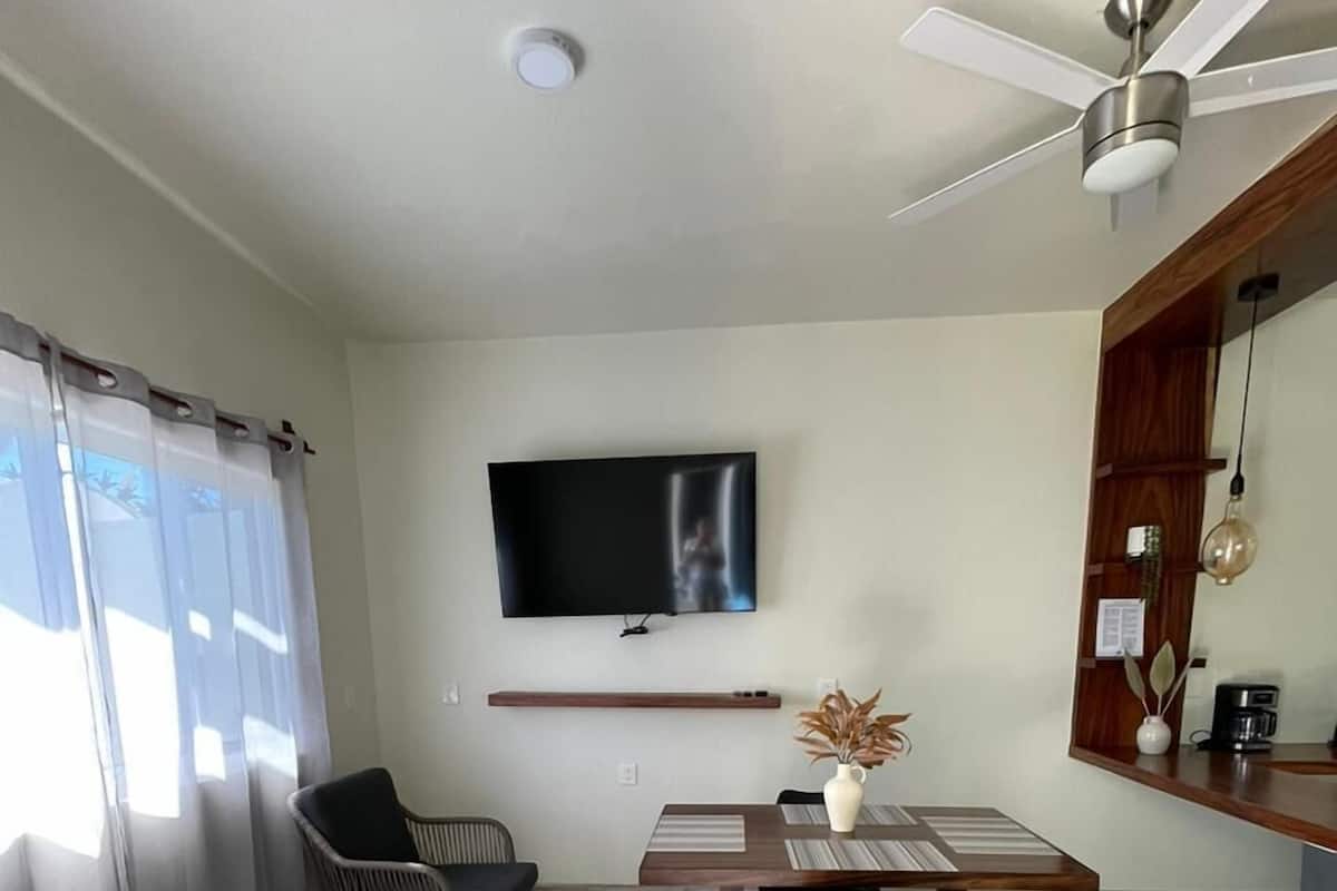 Departamento de lujo, 1 habitación, vista a la alberca | Caja de seguridad en la habitación y wifi gratis