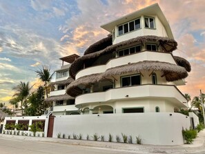 Vista frontal de la propiedad