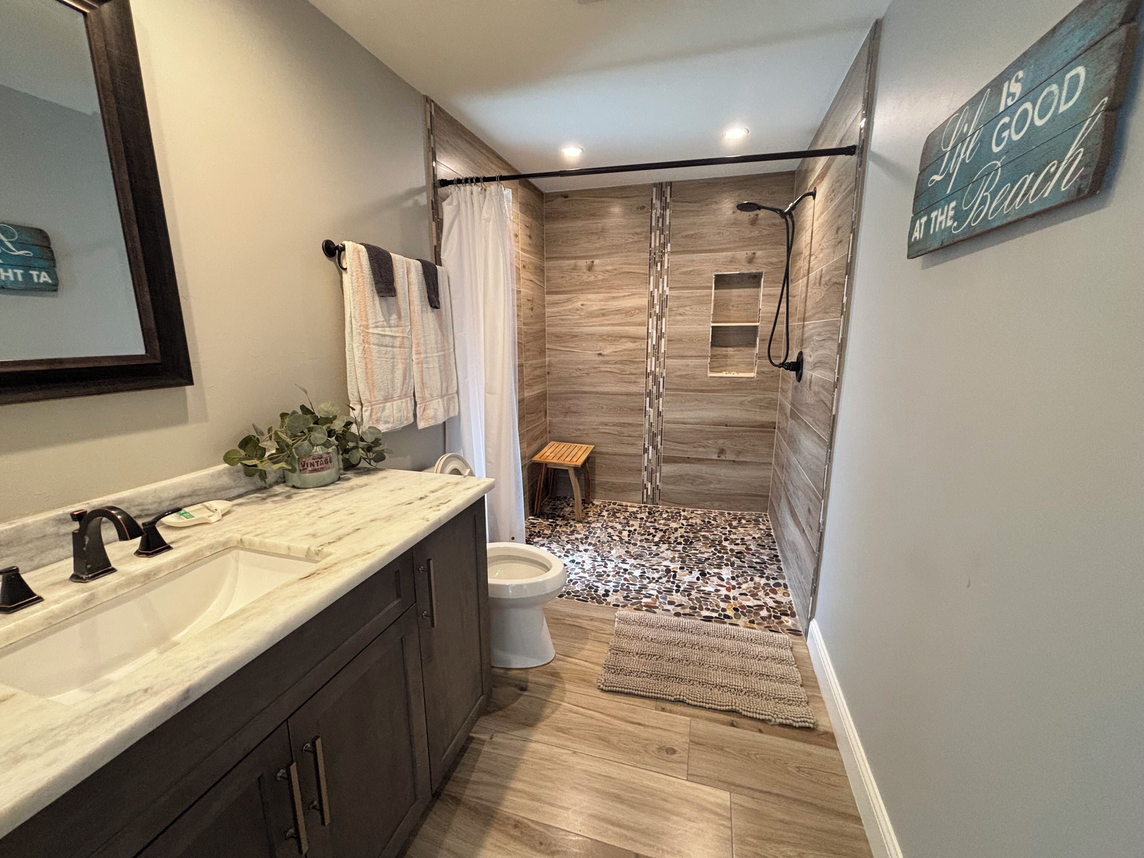 Dusch, hårtork, handdukar och tvål