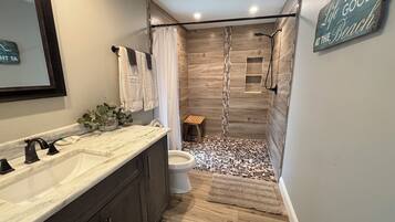 Dusch, hårtork, handdukar och tvål