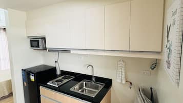 Business Studio | Private kitchen | Full-sized fridge, microwave, oven, stovetop