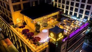 A rooftop bar with outdoor seating and a neon sign. - Nanning Datang Congyue Hotel (Wuxiang New Area Sports Center) (Nanning)