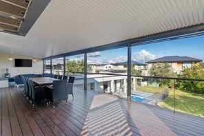 Outdoor dining - Safety Beach House with Pool (Safety Beach)